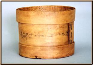 高宮遺跡出土墨書銘曲物桶の写真