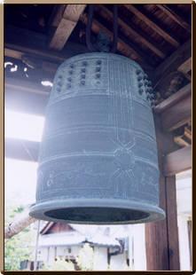 青銅色の正法寺梵鐘の写真