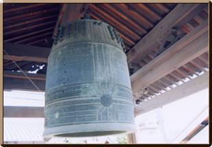 青銅色の大念寺梵鐘の写真