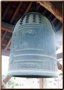 青銅色の正立寺梵鐘の写真