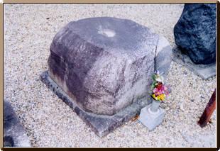 高さ46センチメートル花崗岩製の石の上面の中央に浅い円形の穴があいている喜多家墓所五輪塔一部(地輪)の写真