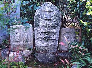 明光寺十三仏板碑（中央に舟形の板碑、両脇に四角い形をした板碑）の写真