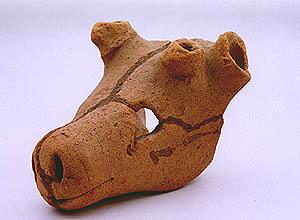 鹿の頭部(目・鼻・口・耳)の埴輪写真
