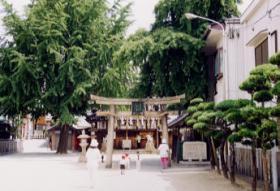 鳥居のある住吉神社を歩く人たちの写真