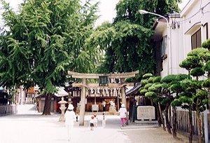 鳥居のある住吉神社を歩く人たちの写真