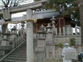 しめ縄の飾られた鳥居の奥に社殿が見える高宮神社の写真