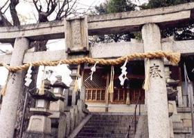 しめ縄の飾られた鳥居の奥に社殿が見える高宮神社の写真