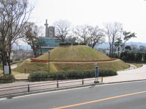 太秦高塚古墳を道路側から撮影した写真