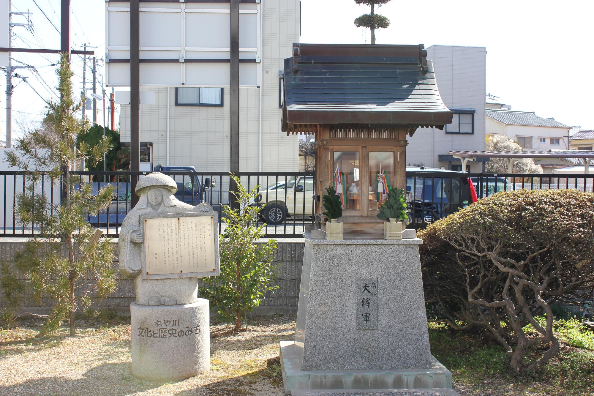 高柳大将軍の祠と鉢かづき像