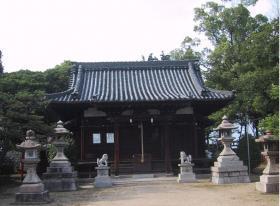境内の灯篭の先に本殿が見える鞆呂岐神社(ともろぎじんじゃ)の写真