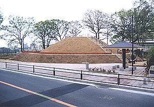 太秦高塚古墳公園を道路側から撮影した写真