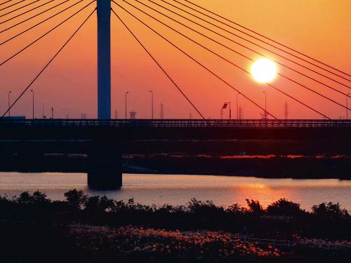 淀川対岸に沈む夕陽