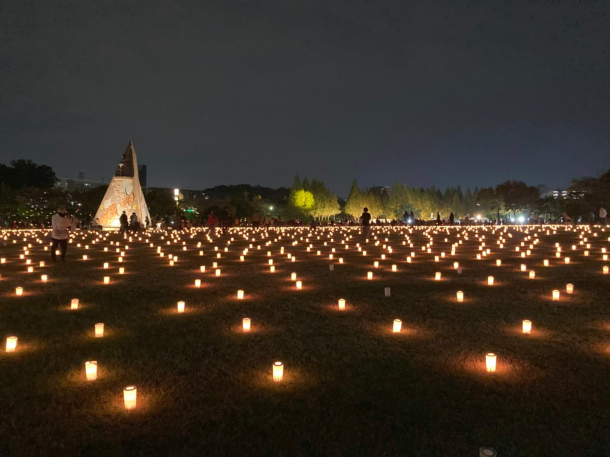 自然の火を利用した5,000個のランタン