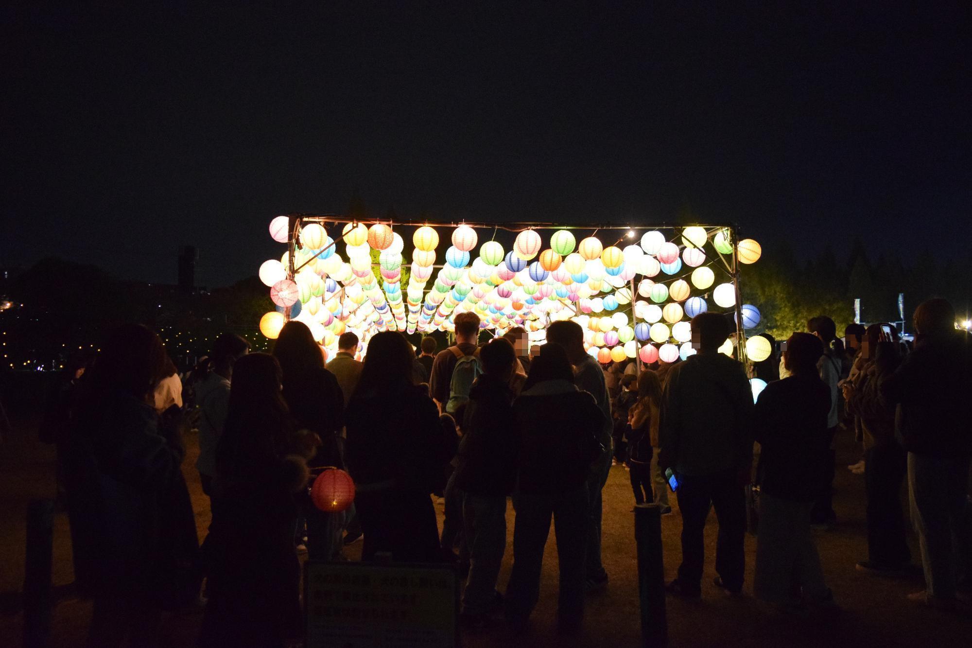 提灯を使った光のトンネル（遠景）