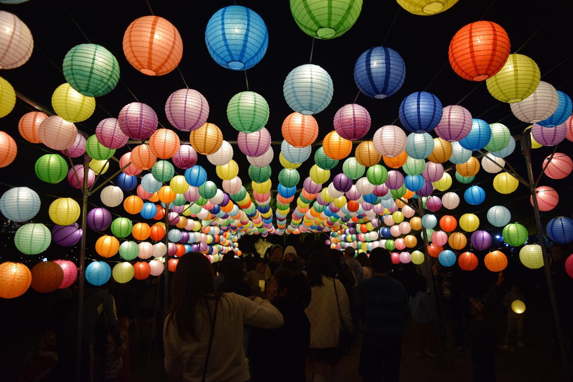 提灯を使った光のトンネル