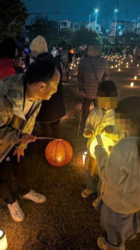 事前応募でプレゼントされた手提げ提灯（市長との談笑）