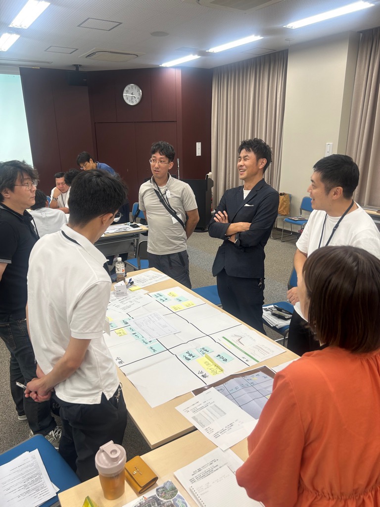 「強み」「弱み」の分析で得られたものから、エリアの活性化に向けた戦略を打ち出します。難しいグループワークですが、街の未来像を描く有意義な時間でした。