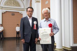 竹内副知事と手に賞状を持った男性が並んで写っている写真