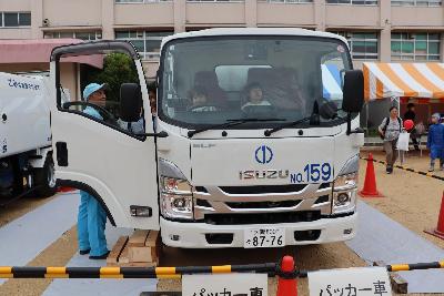 R6環境フェア_ごみ収集車乗車体験