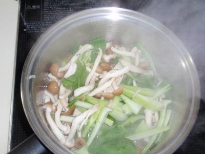 鍋にブロッコリーの芯のうす切り、チンゲン菜、しめじが入っている写真