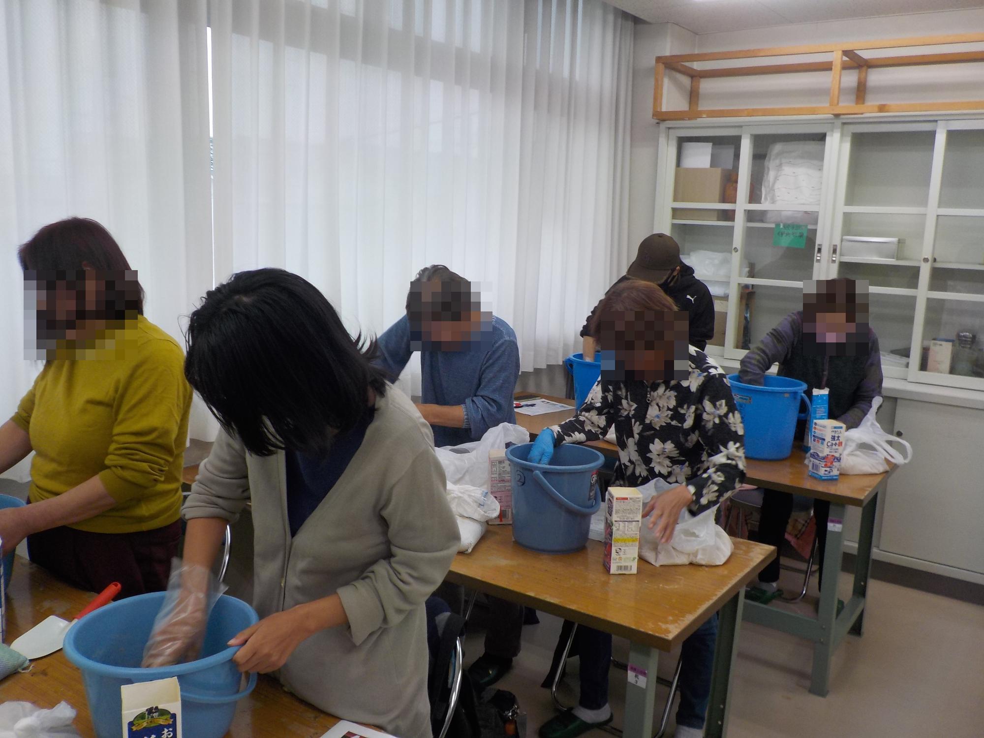 生ごみたい肥化土づくりの様子