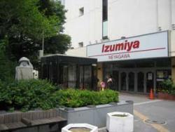 入口の上に赤字で「Izumiya」と書かれた看板があるイズミヤ寝屋川店の外観写真