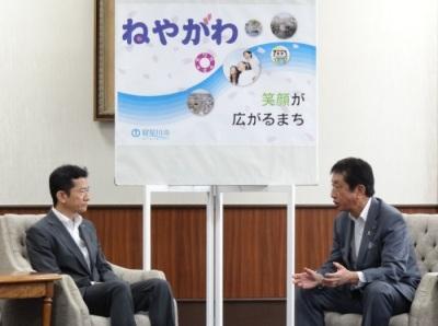 植田副知事と北川市長が椅子に座りながら対談している写真