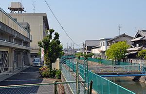 石津小学校の校舎と住宅街の間にある水路の今の写真