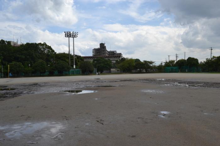 照明が設置されている広々とした運動公園になっているの埋め立てられた蔵王池の今の写真