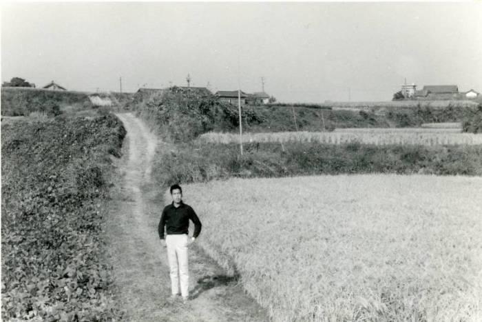 棚田の奥に家屋の屋根が見える昔の東寝屋川駅前の白黒写真