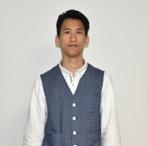 白いシャツに紺色のベストを着ている森本 舜介さんの写真