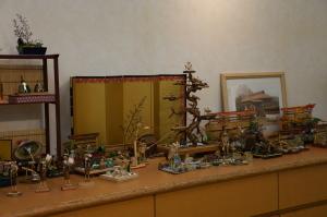 木の実や竹細工で作られた作品が展示されている写真