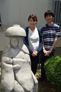 鉢かづき姫の像の横に立っている青木さんと中原さんの写真