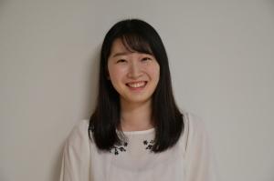 白い洋服を着て笑顔で写っている守谷美咲さんの写真