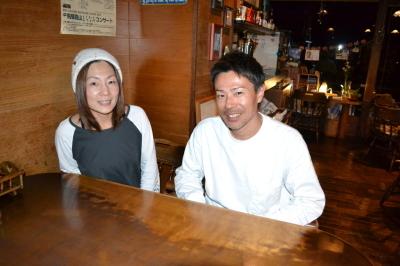 白い帽子を被った橋本さんと白い服を着た男性が笑顔で写っている写真