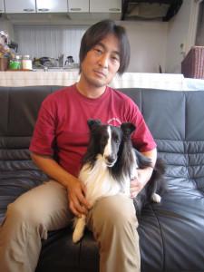 ソファーに座っている西田さんと愛犬「シフォン」の写真
