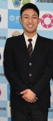 スーツ姿で満面の笑顔で写っている伊藤大将さんの写真