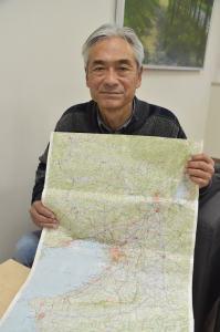 地図を持っている岡本さんの写真