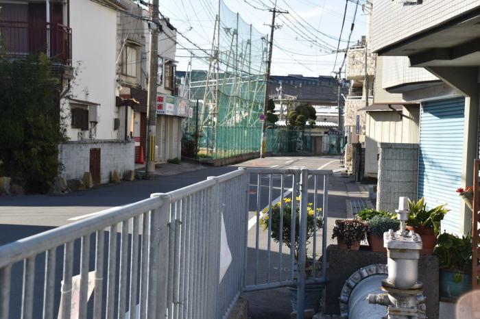 空き地が広がっていた場所には家々が立ち並んでいる55年後の風景写真