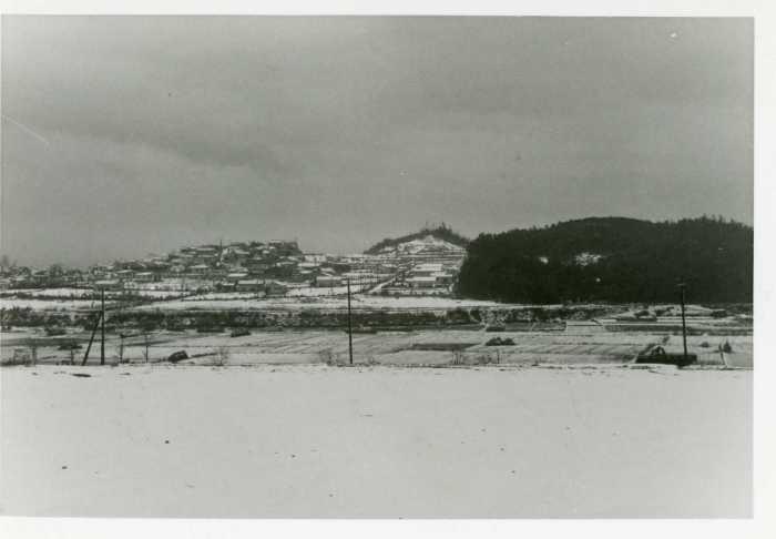 家並みや畑一面に雪が積もっている昔の白黒写真