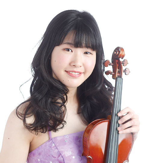薄紫色の衣装を着てバイオリンを持っている宮下絢子さんの写真