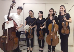 バイオリンを持って笑顔で写っている国際教育音楽祭に参加された5名の写真