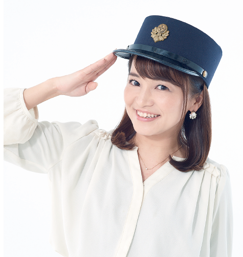 鉄道員の帽子を被り敬礼している久野知美さんの写真
