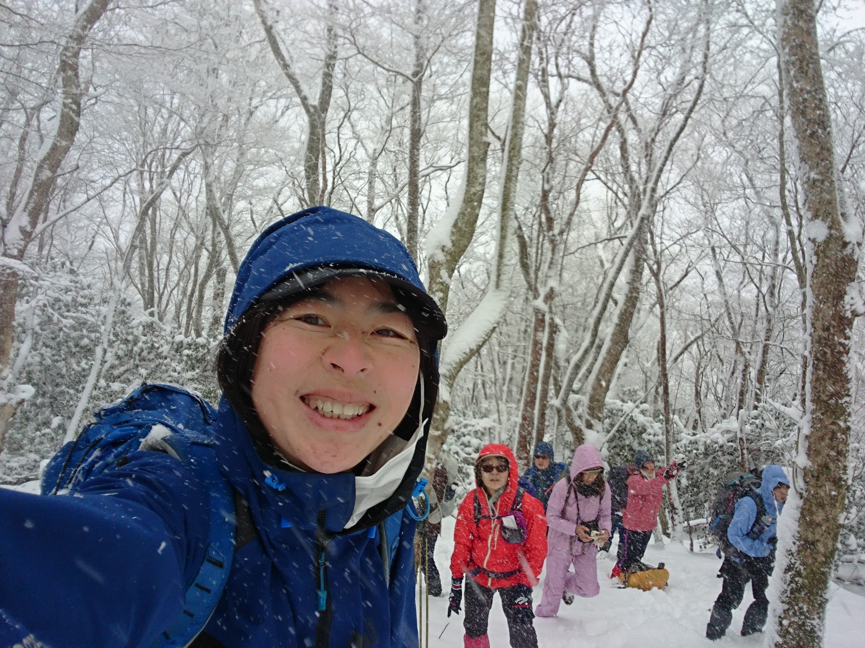 雪の愛宕山を案内する水野さん