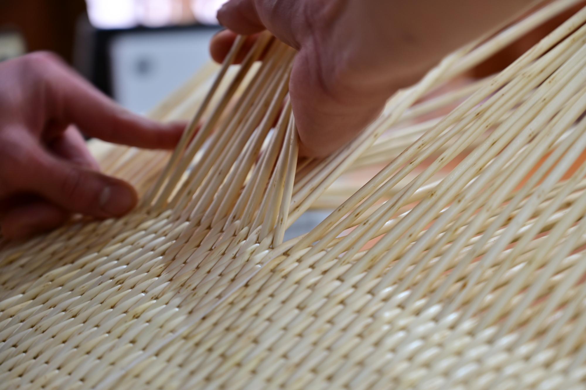 ヤナギと麻糸で編む柳行李  網目模様が美しい