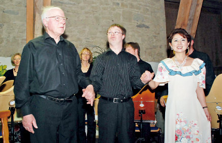 梶原さん（右）とヘルマンハープを開発したフェーさん親子（ドイツの演奏会で）