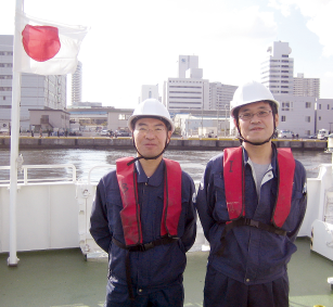 観測船「啓風丸」で2か月の航海に出る  金子さん（写真左）