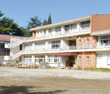 工房を構える旧松川東小学校