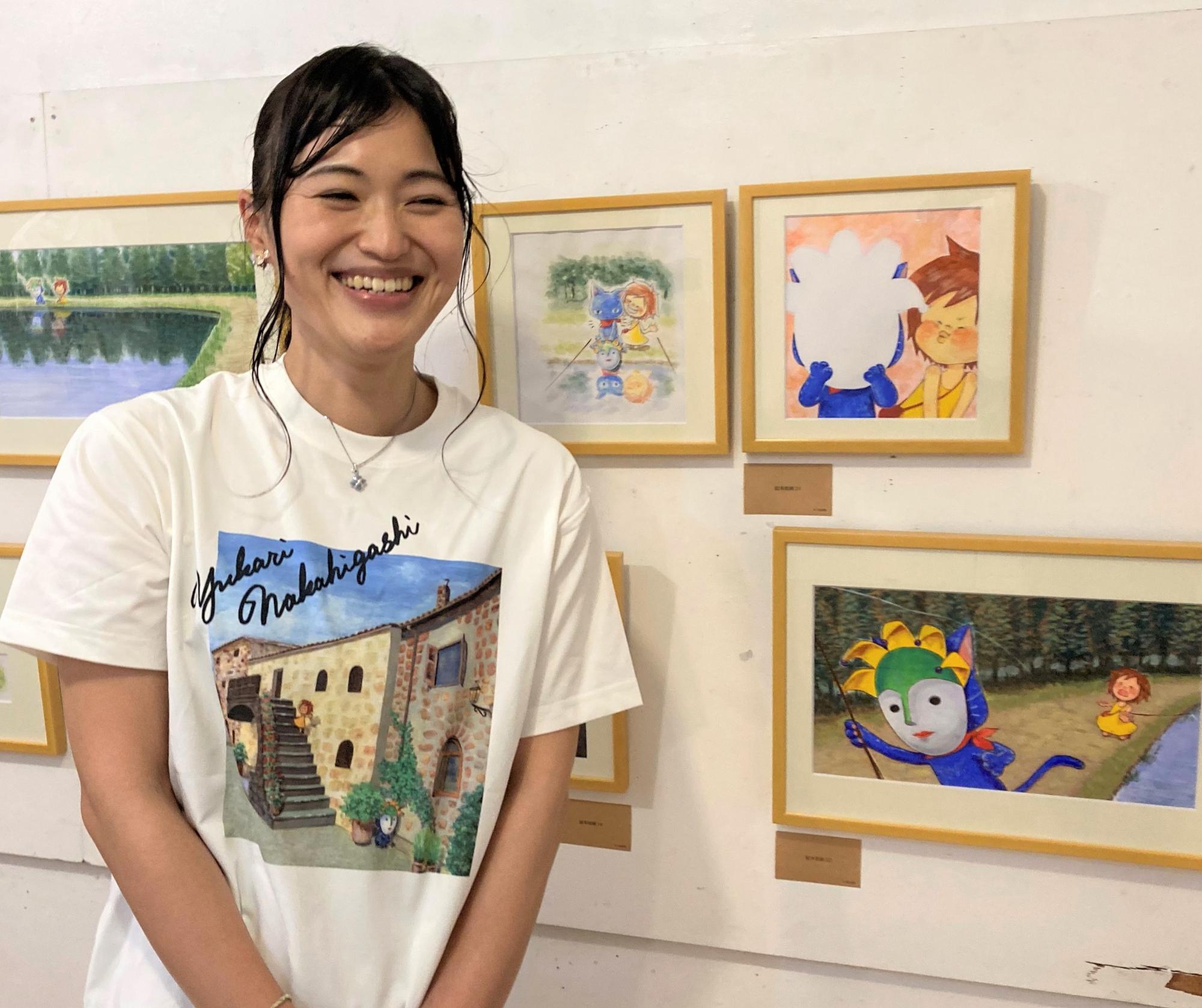 「ナーシャとミリ」の原画の前で