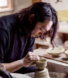 ロクロを回して器を作る大友さん
